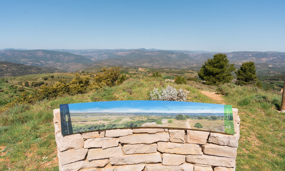 Si recorréis las sendas que pasan por #Benassal y subís a la ermita de San Cristóbal podréis gozar de unas vistas increíbles sobre las tierras del Maestrat y de Castellón.  
¿Os animáis a recorrerlas?
#AltMaestrat #Paisajes