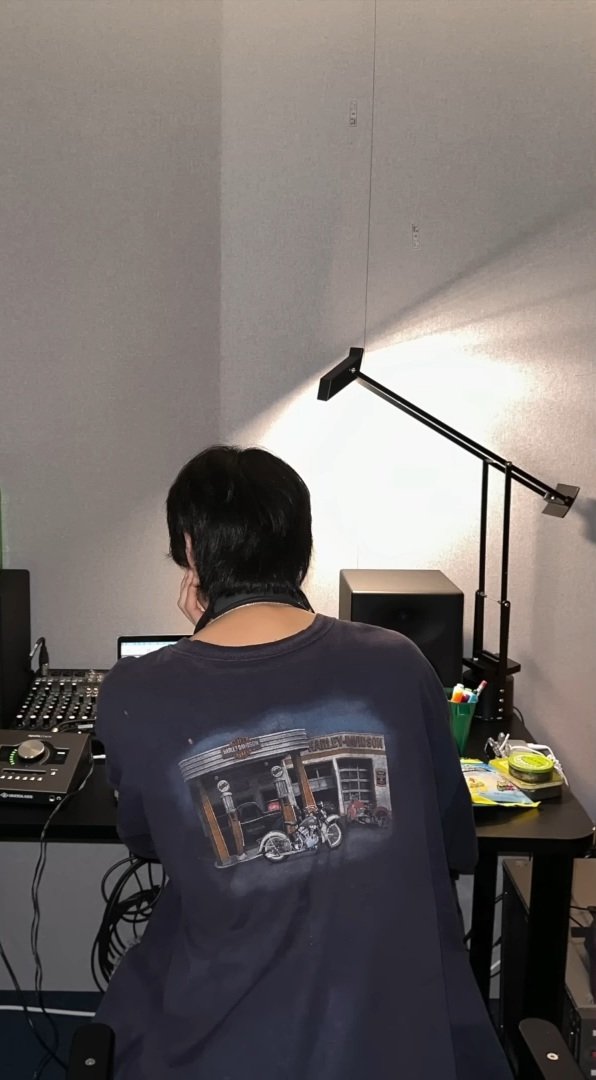 antonsfolder's tweet image. anton’s broad shoulder 😭