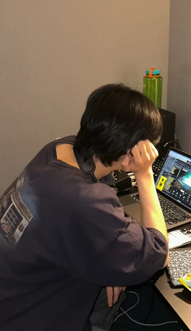 antonsfolder's tweet image. anton’s broad shoulder 😭