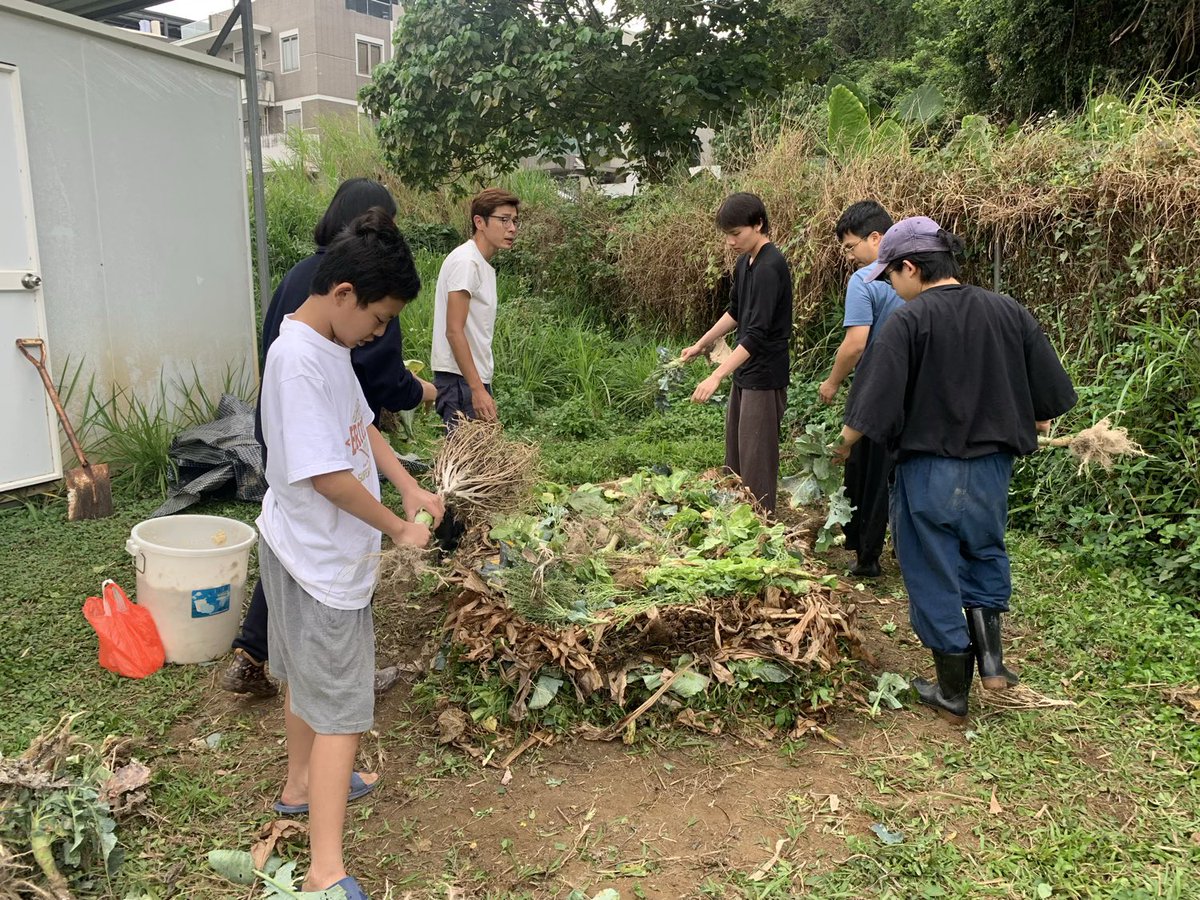 BrightBirdBio's tweet image. 做堆肥

做堆肥是 biodynamic 其中一個最重要的事情，雖然坊間對做堆肥有很多「科學化」的理論，但最重要還是以人智學的心法做出來，這樣才能把人的意志注入堆肥裡，再回歸到土地。

這班學生參加農場CSA成為會員一個多月後，今天終於能安排到教他們做堆肥…

brightbirdbio.com/?p=3439