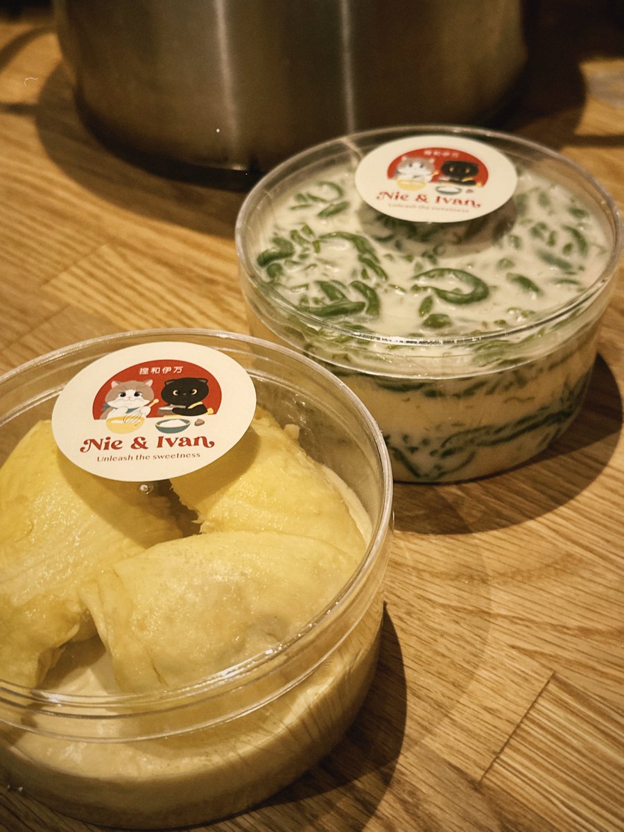 รีวิวเค้กทุเรียนกับลอดช่องตามจริง 🍰🌿

รอเดือนนึง อาจจะคาดหวังสูงไป เค้กลอดช่องหวานมาก รสชาติเหมือนกินลอดช่องแช่เย็นเราไม่ค่อยชอบเท่าไหร่ ทุเรียนสุกไปมากยังกรอบอยู่แบบตัดไม่ขาด แต่ตัวแครกเกอร์ข้างล่างทำให้รสชาติดี กินสามคำก็คือเลี่ยนมาก รวมๆค่อนข้างผิดหวังเพราหมดนี่ 1,200 y-y