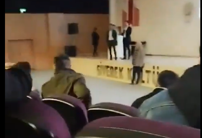 Yüksek Seçim Kurulu , Şanlıurfa'nın Siverek ilçesinde 31 Mart'taki Mahalli İdareler Genel Seçimleri'nde görevlendirilen Öğretmenlerin eğitimi için yapılan toplantıda, görevli öğretmenlere hakaret edildiği iddiasıyla ilgili inceleme başlattı.

ÖZELLİKLE O HAKARET EDEN VE SALONDAN