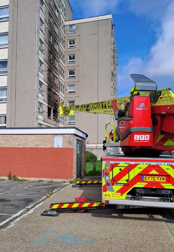 LondonFire's tweet photo. Ten fire engines &amp; around 70 firefighters tackled a flat fire on Sun Court in #Erith this morning.

Firefighters rescued two people from the building &amp; assisted further residents to safety. 

Crews remain on scene this afternoon damping down https://t.co/0ljBO4Ouu6 https://t.co/yFf76cEMzG