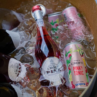CroftPink's tweet photo. A descansar no jardim? A festejar com os amigos? A Croft Pink dá um toque de diversão a qualquer ocasião.

-

Lounging in the garden? Celebrating with friends? Croft Pink adds a touch of fun to any occasion.

-

#croftpink #croftport #portrosé #roséport #portwine #vinhodoporto https://t.co/R4kHIRGA9x