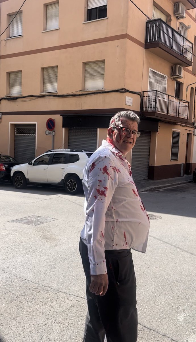 VOX_Cataluna's tweet photo. Dos marroquís han atacado esta mañana a los integrantes de nuestra carpa informativa en #Mataró.

Saben muy bien lo que hay en juego el próximo #12M. 

Los trabajadores dirán basta. https://t.co/GMV5fyajZE
