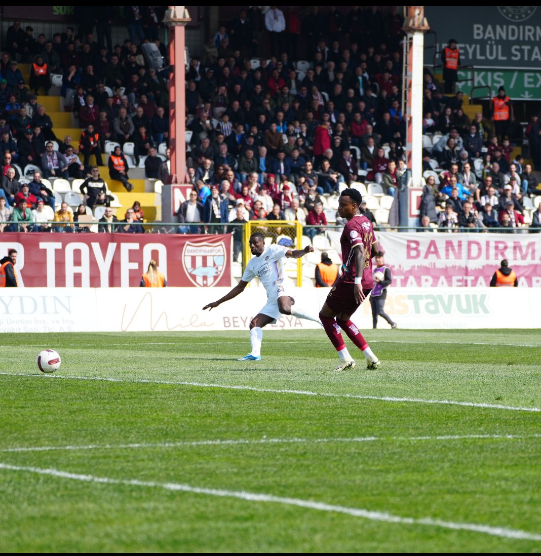 markafutbol_com's tweet photo. BANDIRMASPOR 2-3 EYÜPSPOR

🔥#Bandırmaspor 1.Lig'in 27.Haftası #Eyüpspor'a 3-2 mağlup oldu. #BANvEYUP

** GOLLER ***
⚽ 16 #Thuram 0-1
⚽ 53 #DoğancanKavas 1-1
⚽ 71 #MelihKabasakal (K.K) 2-1
⚽ 90+2 #Mexer (K.K) 2-2
 ⚽ 90+6 #Bruno 2-3

🟥#Eyüp'te 87'de #Saiz kırmızı kart gördü https://t.co/e2HSCqJTMY