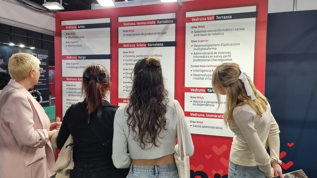 VedrunaCat's tweet photo. 🧭 Curiositat professional? Ganes de créixer i aprendre? Veniu a #VedrunaPro i us orientarem! https://t.co/TtFlNDuqkO