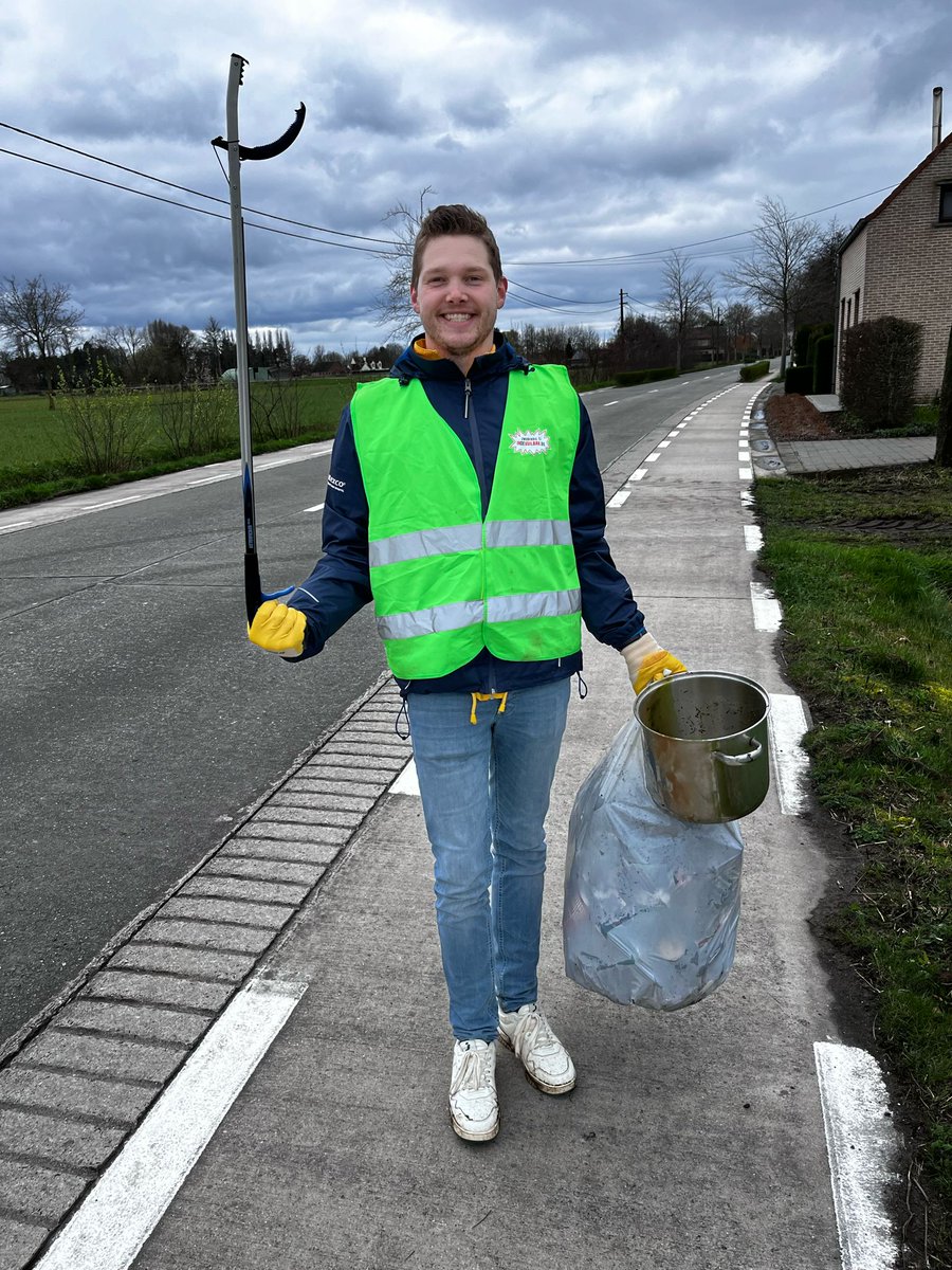 Vind je ook dat sluikstorten strenger moet aangepakt worden?

Samen met <a href="/CedricPauwels_3/">Cedric Pauwels</a> staken we de handen uit de mouwen op de Mooimakers actie in Oosteeklo 

Ongelofelijk wat ze allemaal opvisten... Tot kookpotten toe