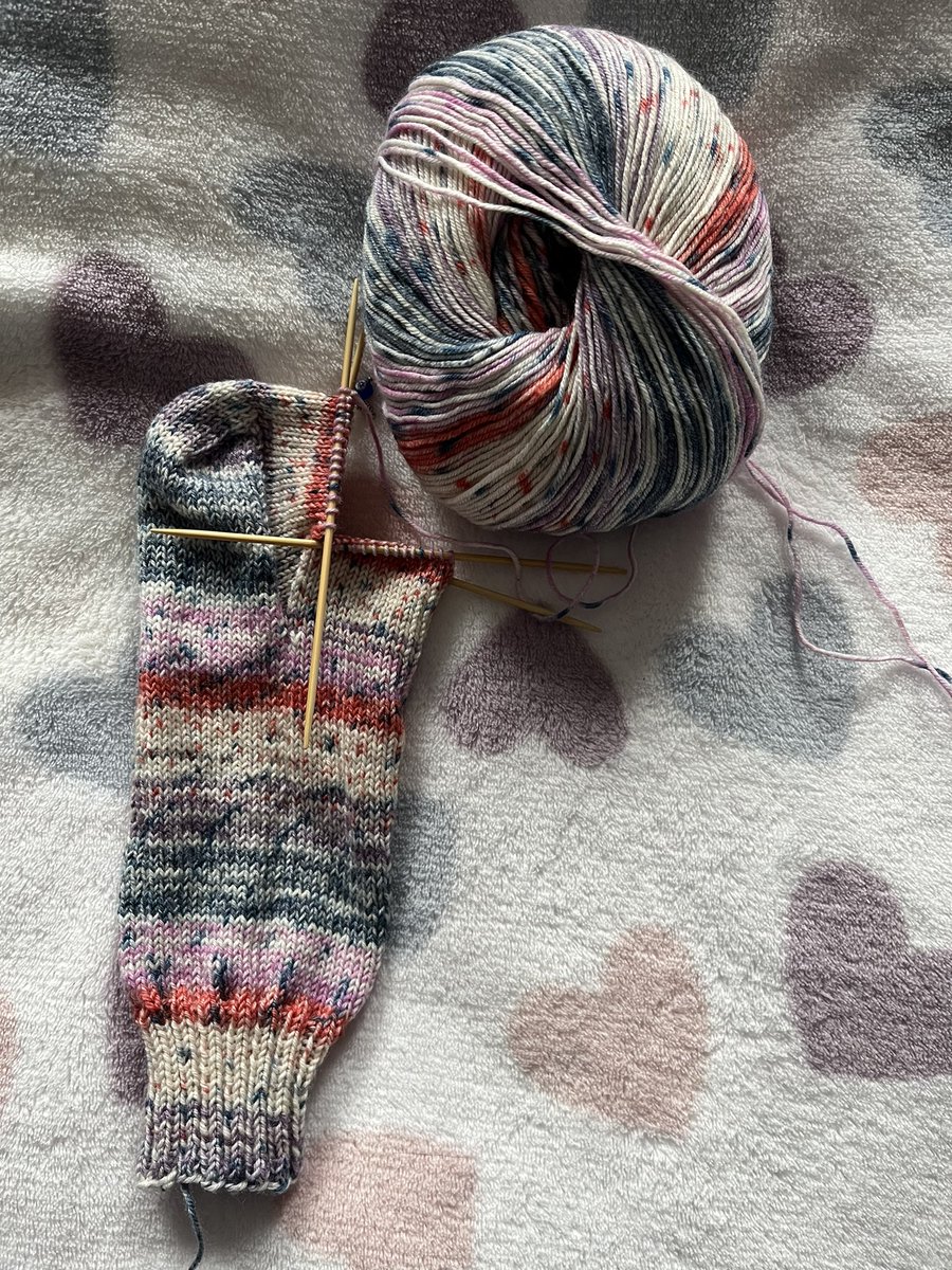 Mein heutiges Update. Das Töchterchen hat sich Socken gewünscht…..
#stricken #sockenstricken #knitting #knittedsocks
