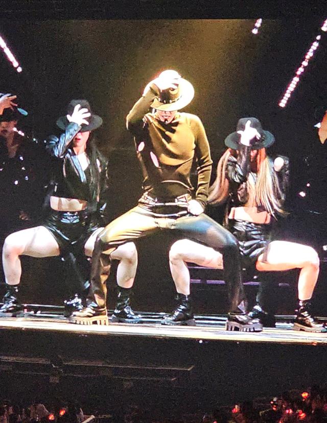 AboutMusicYT's tweet photo. EXO's Baekhyun on stage today. https://t.co/1k0J1g1uUa