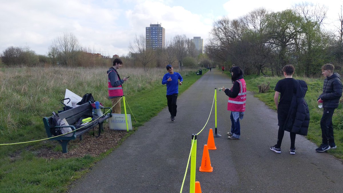 A beautiful Spring day at Lordship Rec parkrun! Well done to 206 amazing parkrunners & 16 super volunteers today!! 🥳 We also helped Rickie (Libertine) Bringas celebrate his *501st* parkrun with cake & bubbles following on from passing 500 at @AlPal_parkrun last week! Wow! 👏