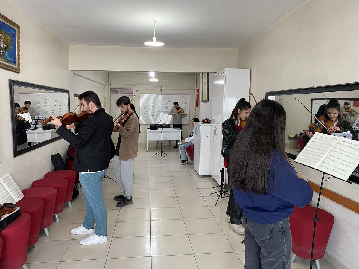 GSB_IpekyoluGM's tweet image. Güzel sanatlar atölyesi keman eğitimlerimiz devam ediyor. 
.
.
.
.
#güzelsanatlar #keman #müzik #kesfet