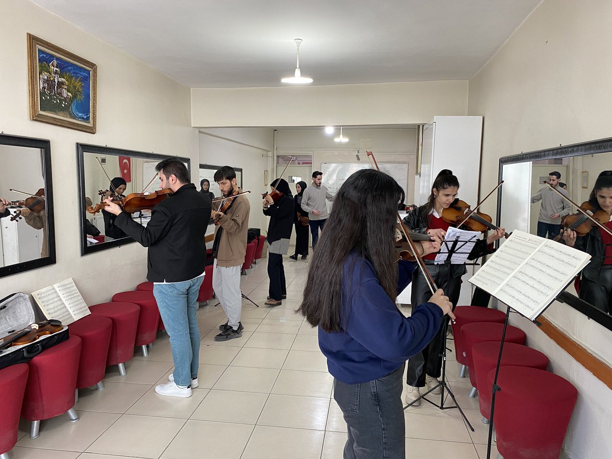 GSB_IpekyoluGM's tweet image. Güzel sanatlar atölyesi keman eğitimlerimiz devam ediyor. 
.
.
.
.
#güzelsanatlar #keman #müzik #kesfet