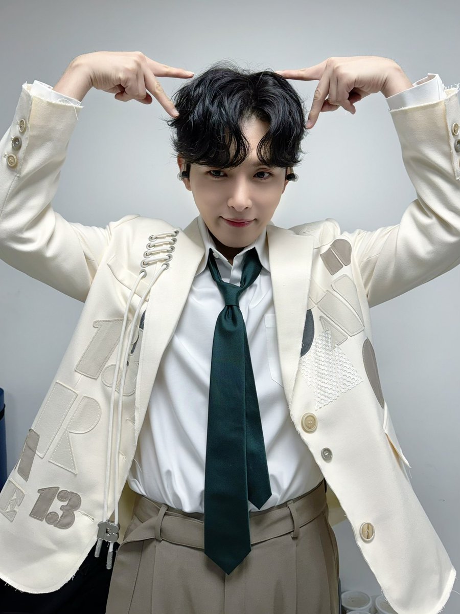 영원이란 시간을 품에 안을 거야 🍀

#려욱 #RYEOWOOK #CONCERT #AGIT #InTheGreen