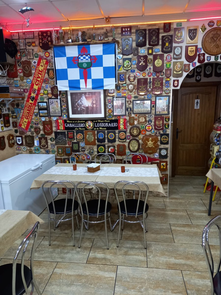 Castizo_RFerrol's tweet photo. El racinguismo sigue creciendo por toda nuestra geografía. 
Un Racinguista ha entrado en el Bar Los Pueblos de Ronda, Málaga, y se ha encontrado con la bandera del Racing y nos manda la foto.
La fiebre racinguista es imparable. @fdpracingferrol https://t.co/m8pwokSbbA