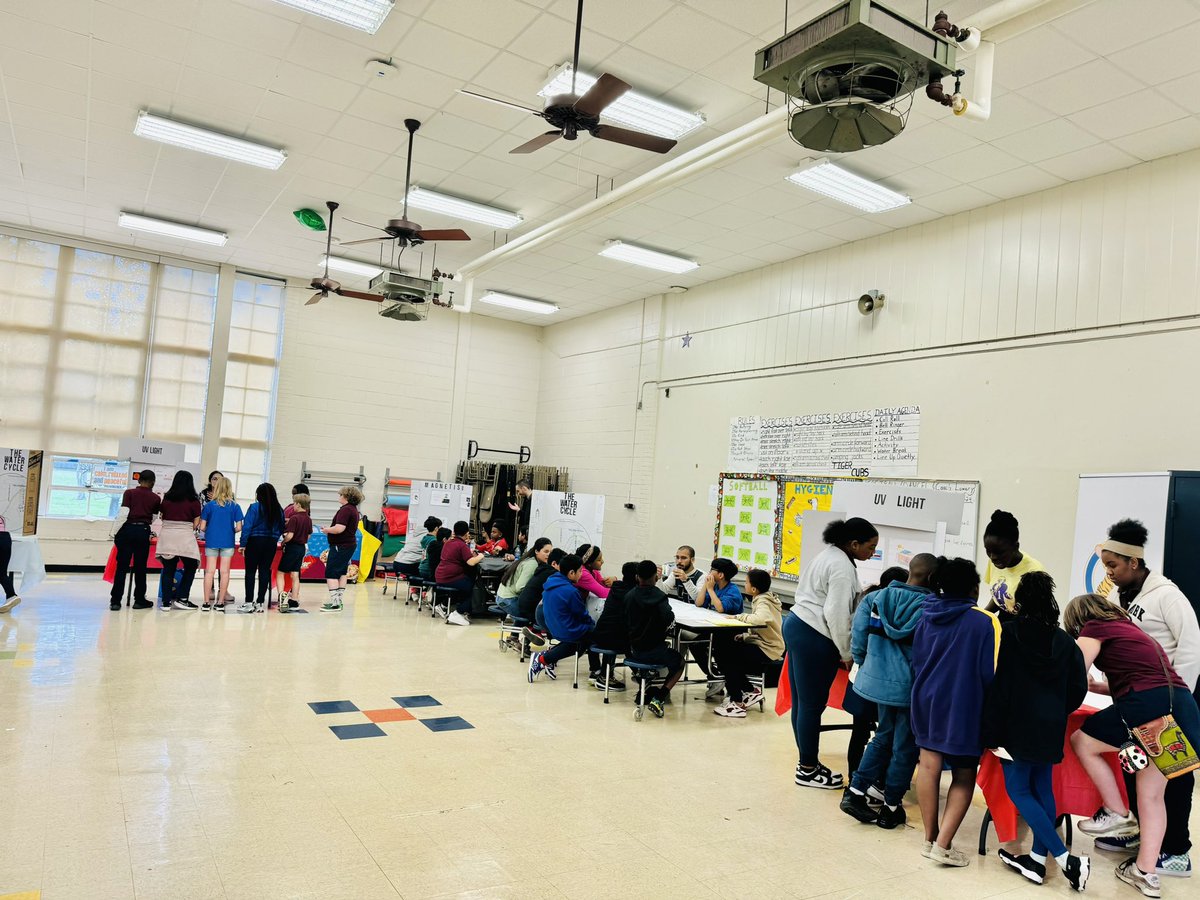 nkelaineada's tweet photo. We (@lsubiograds in the @LSU_BioSci, @lsuscience at @LSU) spent a part of our Spring break at a local school in East Baton Rouge (LaSalle Elementary), extending the kids’ classroom learning with hands-on science experiments (Grades 3-5). 🧲 💦 🔄 🔆 🧬 https://t.co/b0ae8SiHt1