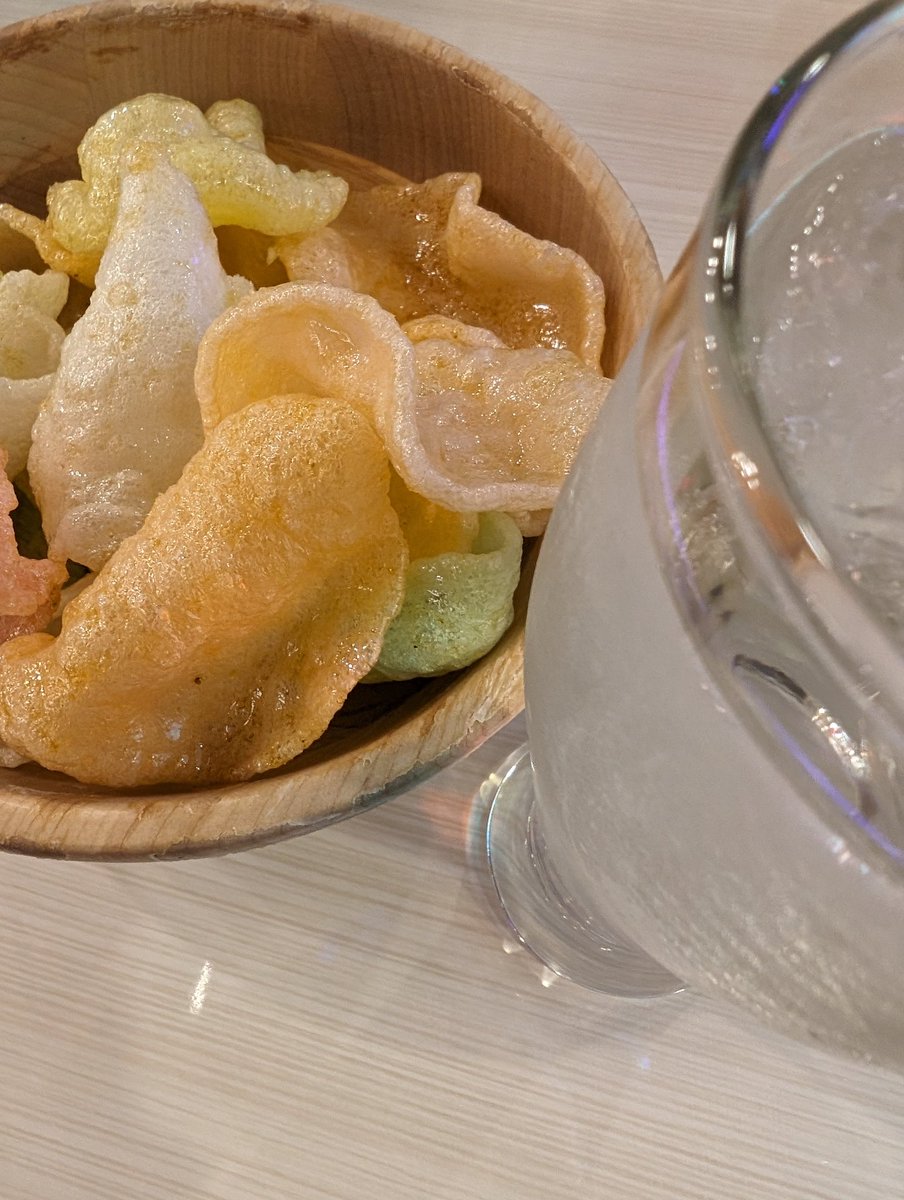 やることやりきって1人飲み
ジントニックとお菓子で乾杯( ᐙ )⸝🍻٩(ˊᗜˋ*)و