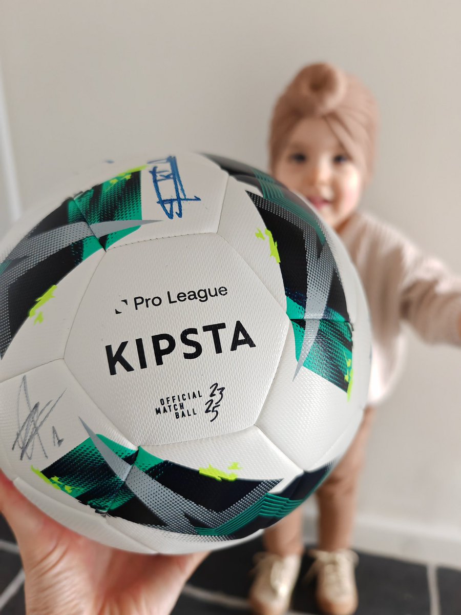 Voetbalfans, laat jullie 💙🤍💚 zien! Ik veil een officiële wedstrijdbal, gesigneerd door de spelers van <a href="/sportinghasselt/">Sporting Hasselt</a> 🙌🏼 de opbrengst gaat naar de behandeling van mijn zieke dochter, die al anderhalf jaar vecht tegen kanker 💔 

Bieden kan hier: link.2dehands.be/m2092383603 🔗