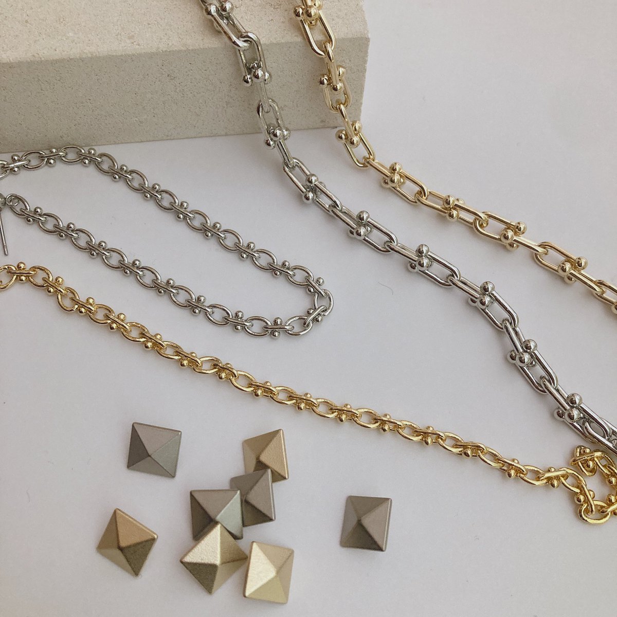 furyuu5_design's tweet photo. ここ数ヶ月、ちょっぴり尖ったデザインが気になる。マルシェでも尖ったデザインって人気なんです！
かっこいい女って素敵ですよね🤍
オンラインストアにて販売中
#アクセサリー好き　#ハンドメイドアクセサリー #スタッズ　#ミックスカラー https://t.co/BZYizjMkge