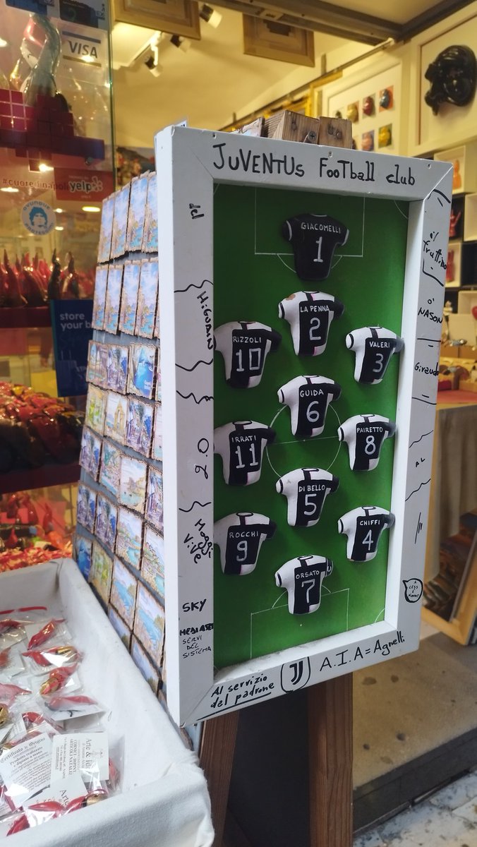 SpainCard's tweet image. Estoy paseando por Nápoles y creo que soy el único turista que ha pillado este chiste.