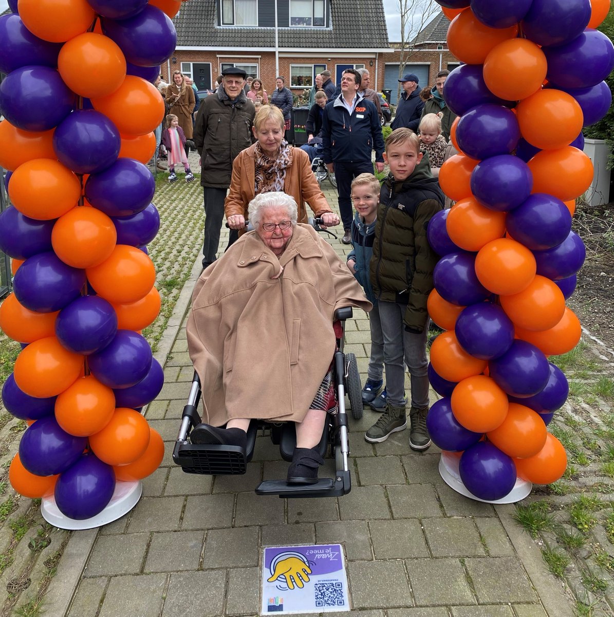 Vanaf dit weekend wordt er meer gezwaaid👋 voor de huiskamers van Slotenhoven. De eerste Zwaaistenen, stoeptegels die uitnodigen om elkaar te groeten, zijn feestelijk in gebruik genomen in Bergambacht. 
zorgpartners.nl/nieuwsberichte…