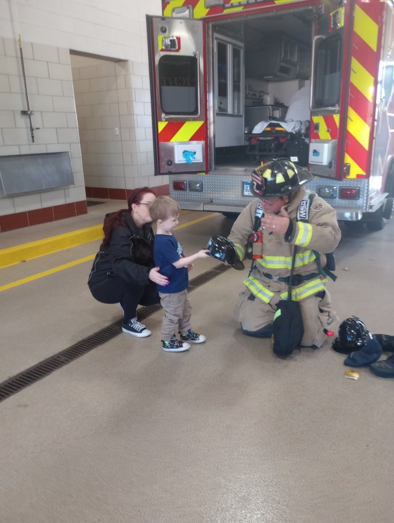 🎉🚔🚒 Our little superheroes visited Madison Heights PD 🚔 & Fire Department 🚒! They were thrilled to see our first responders in action! Huge shoutout & thanks to these amazing heroes! 👏❤️ #CommunityHeroes #wearelamphere