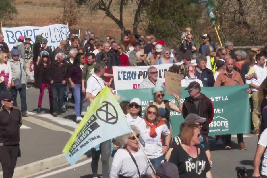 Environ 4 500 manifestants contre la construction d'un golf à Villeneuve-de-la-Raho france3-regions.francetvinfo.fr/occitanie/pyre…