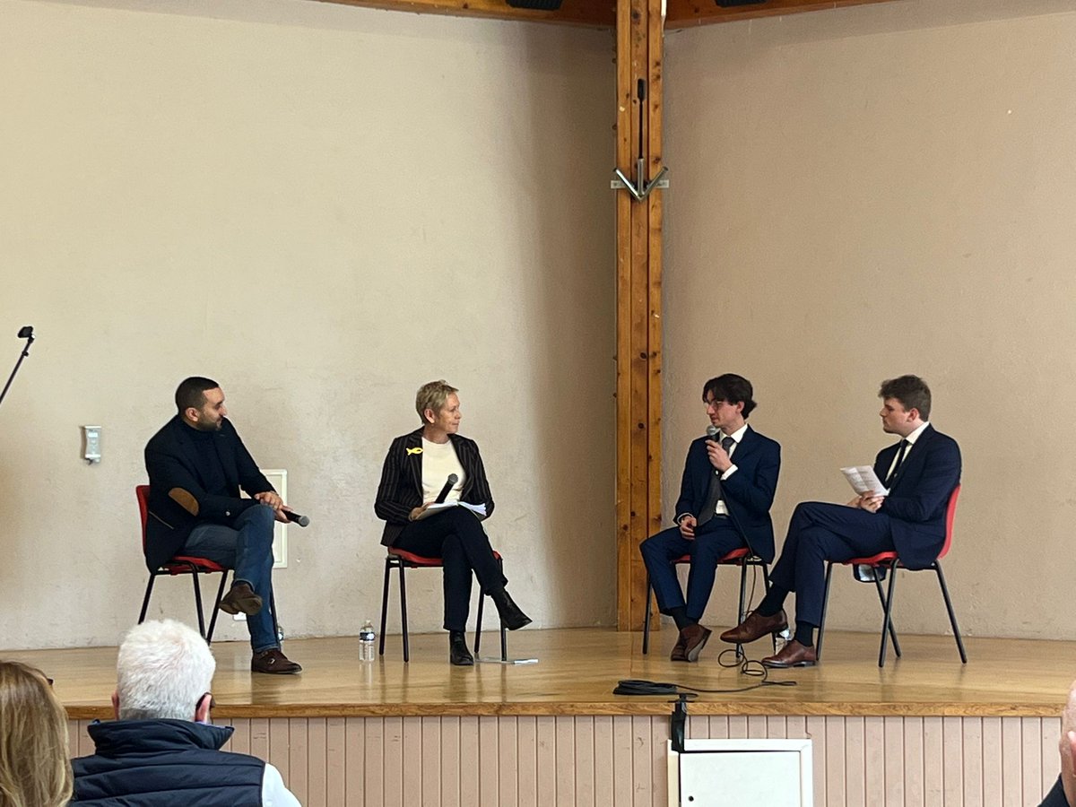 YaelHitier's tweet photo. Aujourd'hui à Sucé-sur-Erdre, avec  @HorizonsJeunes de la région. Au programme : cyber-securité avec @ALehenanff et @MounirBelhamiti, et Europe avec @XavierFournier et @guillaumerichar
Nous avons aussi eu le plaisir de recevoir la Ministre @sarahelhairy pour son anniversaire
🔵⚪ https://t.co/5OPpINIjkE