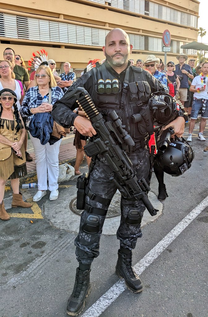 Sexy fake armed police.
#maspalomas #Carnaval2024