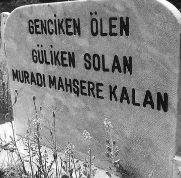 Genciken ölen
Güliken solan 
Muradı mahşere kalan