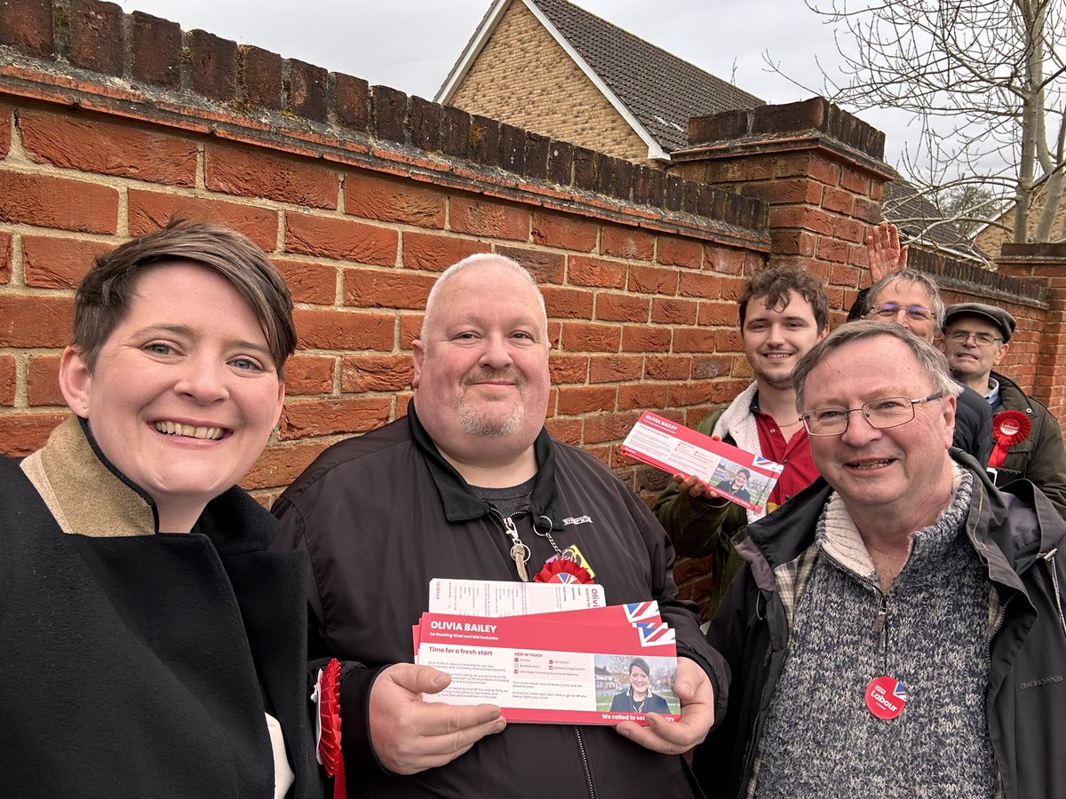Great conversations in Mortimer this afternoon. People are fed up of this tired and chaotic Tory government and want Rishi Sunak to call a general election.