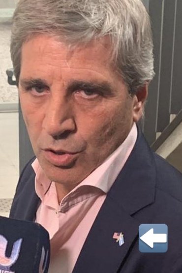 juanvazquezcfp's tweet photo. LUIS CAPUTO tiene en las Islas Caimán u$s300 millones, que ocultó en sus declaraciones juradas; Mtro de finanzas  de cambiemos: “Tomó”  $500 millones del F.G.S. y los "invirtió"  en el fondo de inversión Axis, cuyo fundador fue él
Que tal si se ocupan de éste y no tanto de los K https://t.co/tDhPjCcVpD