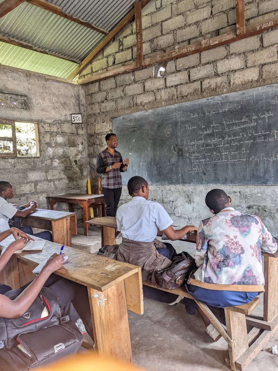 Ce samedi comme chaque fin de semaine, nous avons tenu avec les élèves de l'école secondaire Kyeshero, une séance d'échange avec comme thème la gestion traditionnelle des conflits, un outil efficace du vivre ensemble 
<a href="/KemperBarbara/">Barbara Kemper</a> <a href="/BROT_furdiewelt/">Brot für die Welt</a> <a href="/NeneMorisho/">Nene Morisho</a> <a href="/PoleInstitute/">Pole Institute</a>