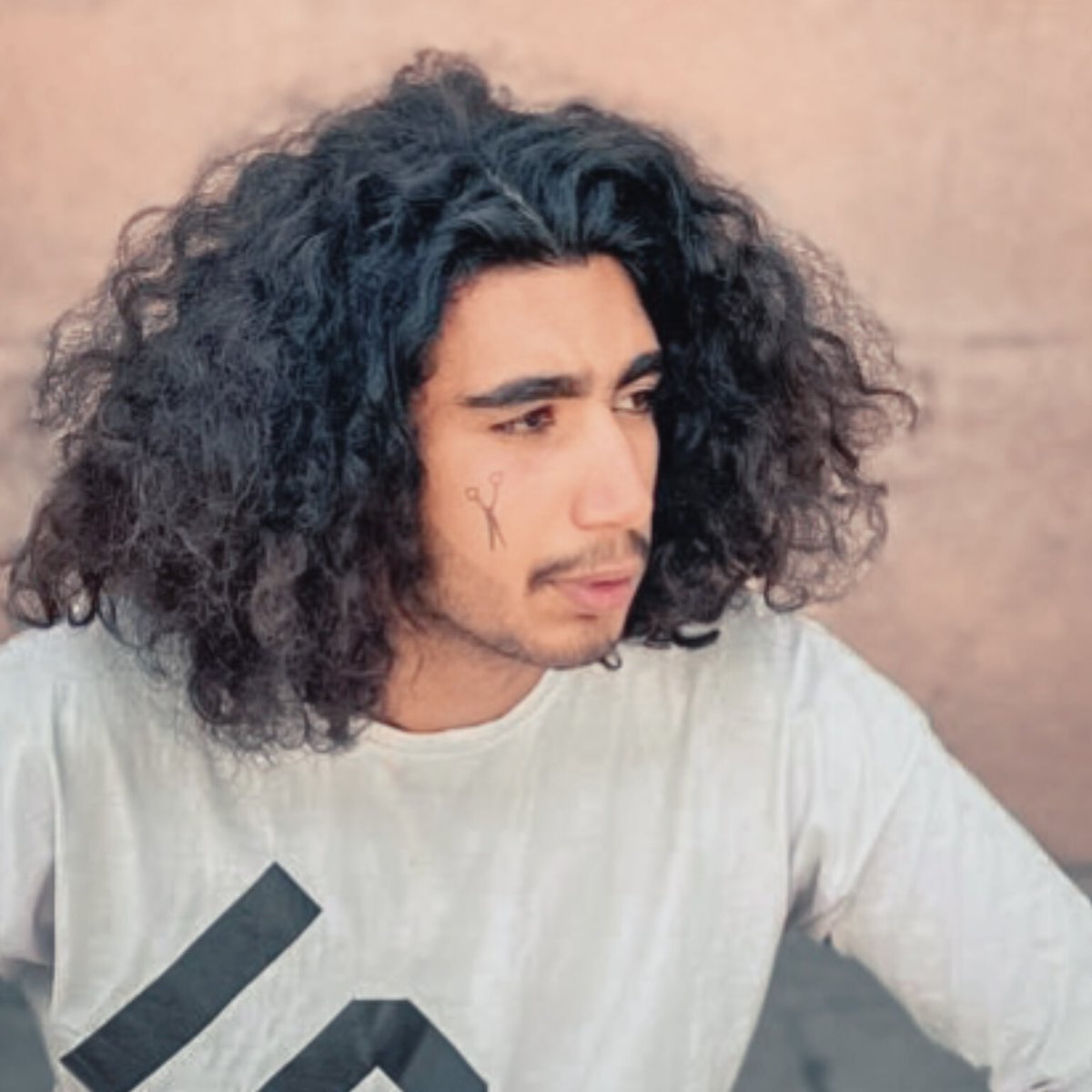 مِثِ خطایِ تیزی که میکشم روی کاغذم ... 💇🔥
#فرفری