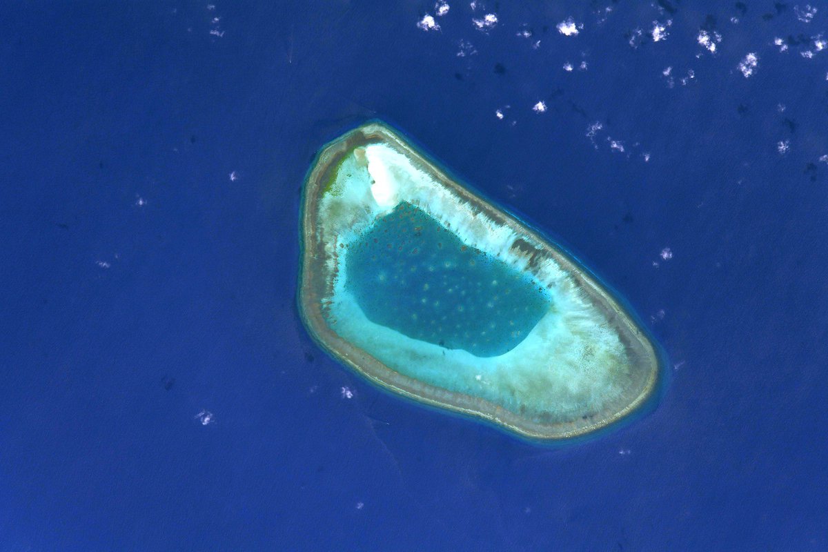 Bon samedi à tous ! 🌊 La carte postale du weekend nous emmène en Mer de Chine. Un atoll isolé, et un bateau… qui l’est encore plus. Ça me rappelle quelques souvenirs de transatlantique à la voile avec @initiativecoeur 🫶⛵️, mais celui-là, pour être visible de si loin, a