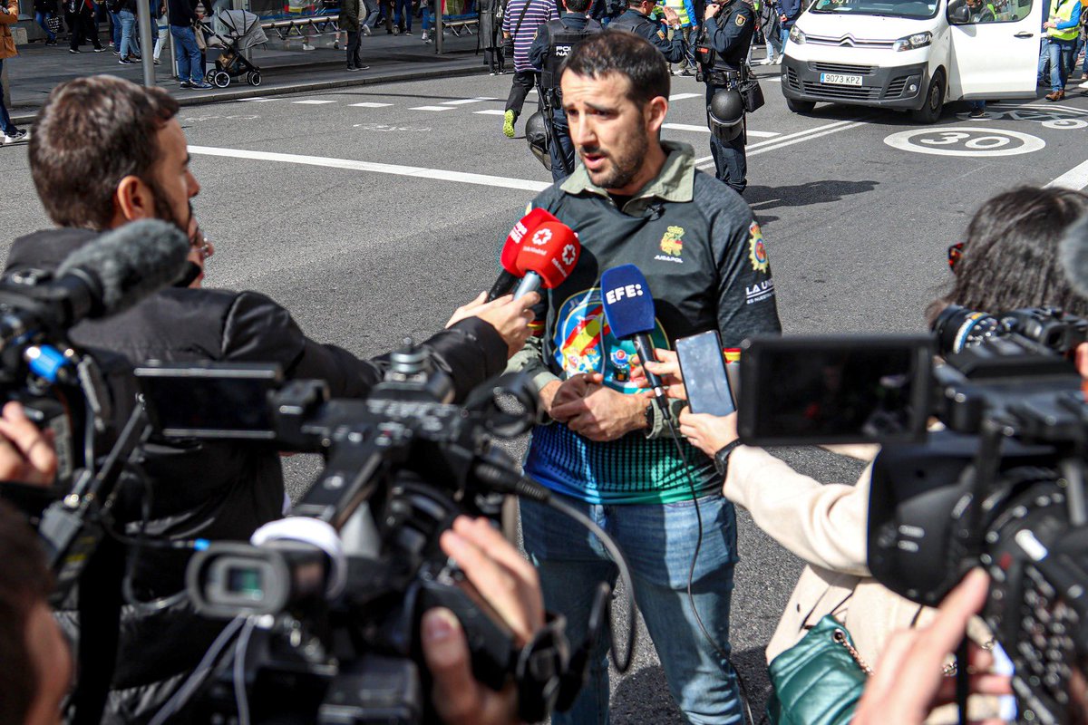 Ibon_Dominguez's tweet photo. Hoy atendiendo a los medios como portavoz de @JupolNacional en la manifestación de #Madrid en la que miles de Policías Nacionales y Guardias Civiles hemos pedido a @interiorgob alto y claro #JubilacionDignaYa y #ProfesionDeRiesgoYa

📸GRACIAS Alex por las fotos. 😉 https://t.co/nZFL6e0MoO