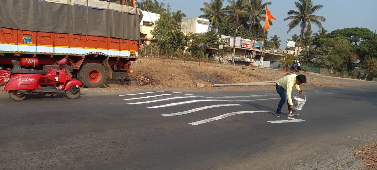 deepakchavan3's tweet photo. स्व खर्चाने स्पीड ब्रेकर वर पांढरे पट्टे ओढण्याचा आजचा 8 वा दिवस

यशवंतनगर ये���ील स्पीड बेकर दिसत नसल्याने अपघात होत आहेत. हे ऐकताच मी आज दुपारीच त्या ठिकाणी पोहोचलो आणि त्या ठिकाणचे स्पीड बेकर रंगवून नागरिकांमध्ये जनजागृती करीत अपघात टाळण्यासाठी माझे छोटेसे योगदान दिले. https://t.co/EMBgTBoCzv