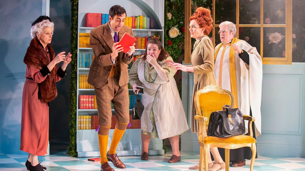 Sadly it’s the last show for our glorious cast of ‘The Importance of being Earnest’ @mercurytheatre this evening. Have a good one 🍾