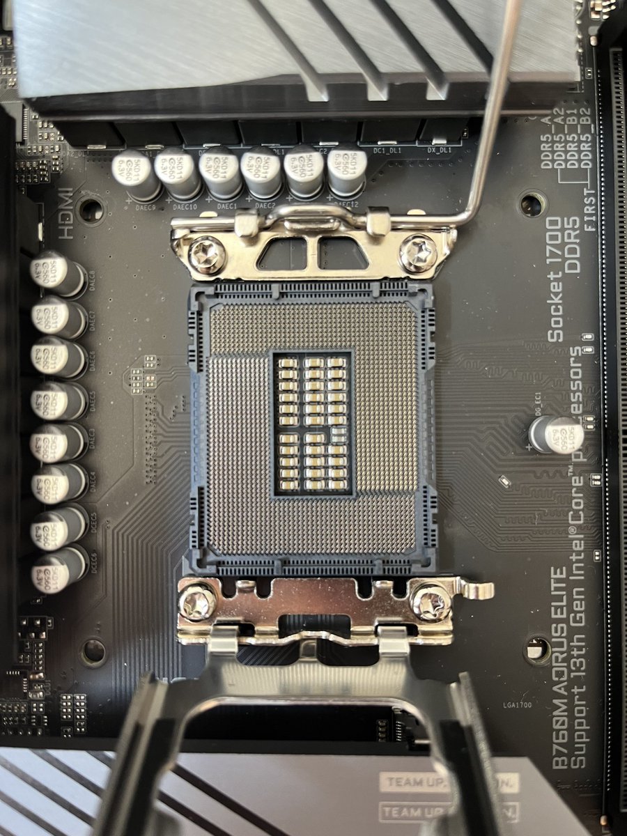 Le_Delingerr's tweet photo. @notlisanna @kabumcombr @kabumesports Solicitei arrependimento pq comprei uma placa mãe, que assim que ligava na tomada, ela iniciava e ficava reiniciando em questão de segundos.

Enviei a placa de volta em perfeito estado, e disseram que entortei os pinos do socket…

Como enviei a placa/como me devolveram https://t.co/RWpqFzo1ek