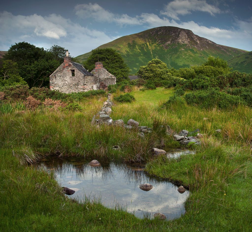 HoganSOG's tweet photo. Cozy cottage tucked away on the isle of Arran on the West coast of Scotland. NMP. https://t.co/tjZhPKLb2d