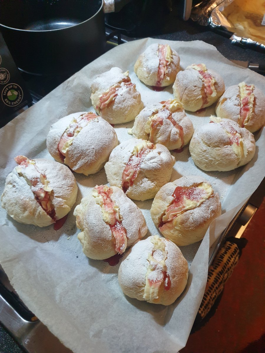 2nd attempt at the cream buns......I'm really impressed with myself 😁😁😁 xxx