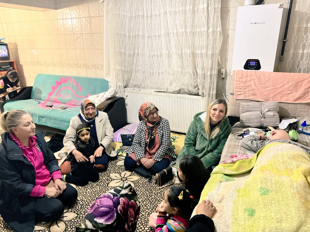 ipekyoluakkdn's tweet image. 📍HALİLAĞA MAHALLESİ 

Kadın Kolları Başkanımız @SuzanTrkoglu65 Kadın Kolları Başkan Yardımcılarımız ile; #Halilağa mahallesinde #ULAR ailesini ziyaret ederek  hasbihalde bulundular.

#GerçekBelediyecilik için #İpekyolu AK Kadınlar sahalarda.

@aysekesir