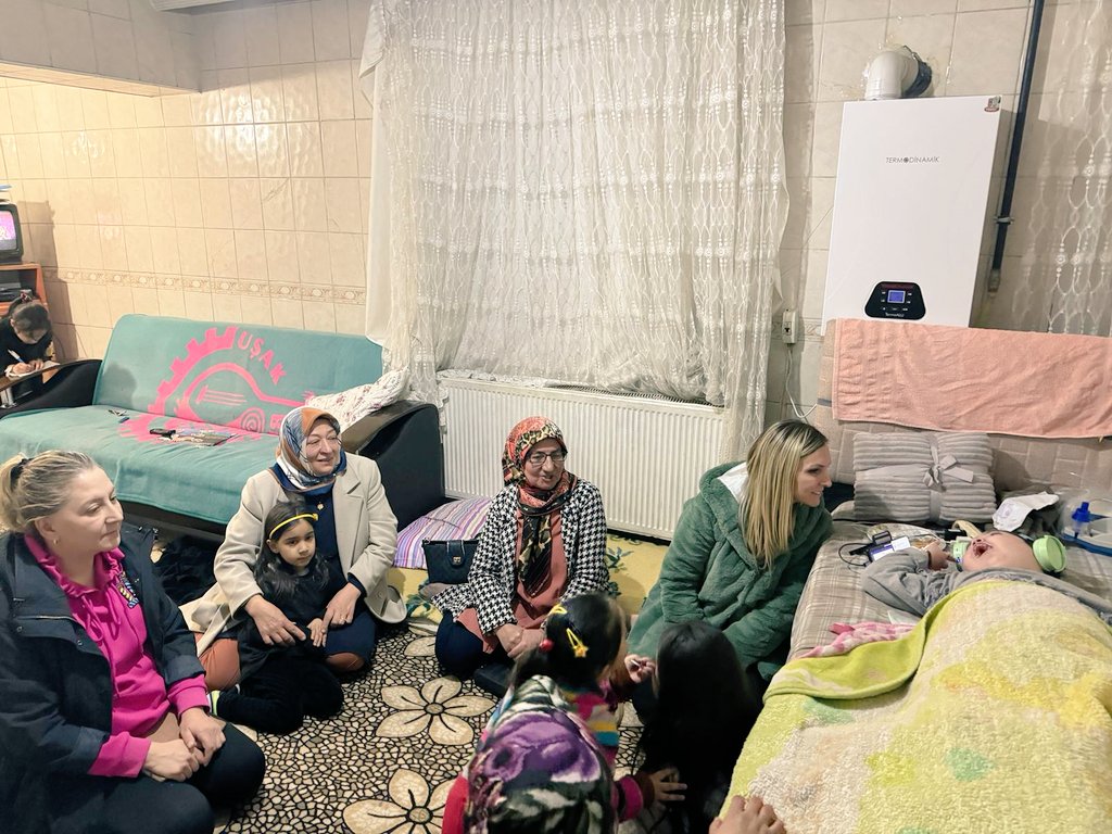 ipekyoluakkdn's tweet image. 📍HALİLAĞA MAHALLESİ 

Kadın Kolları Başkanımız @SuzanTrkoglu65 Kadın Kolları Başkan Yardımcılarımız ile; #Halilağa mahallesinde #ULAR ailesini ziyaret ederek  hasbihalde bulundular.

#GerçekBelediyecilik için #İpekyolu AK Kadınlar sahalarda.

@aysekesir