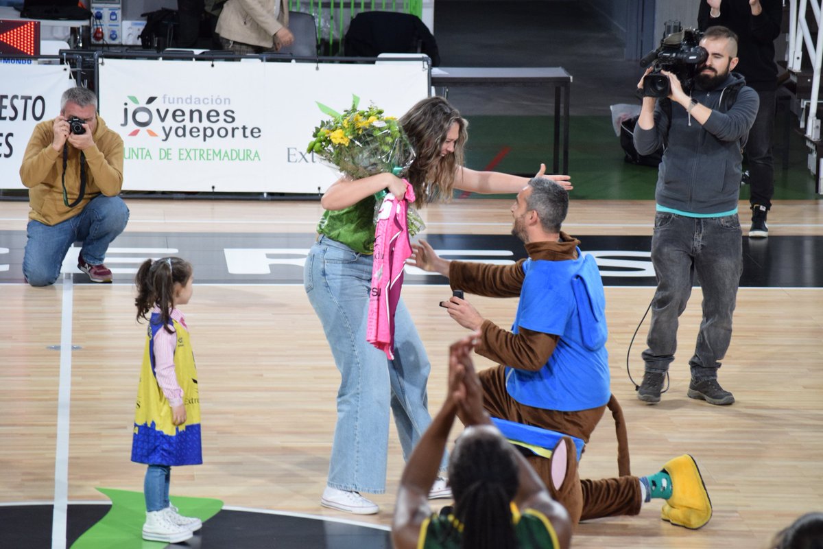 💍💍💍 ¡<a href="/CarmenCamberoRo/">Carmen Cambero Roman</a> ha dicho Sí!

¡Enhorabuena Carmen y <a href="/Miguel_Lopez_G/">Miguel López</a> 💚💛💙!