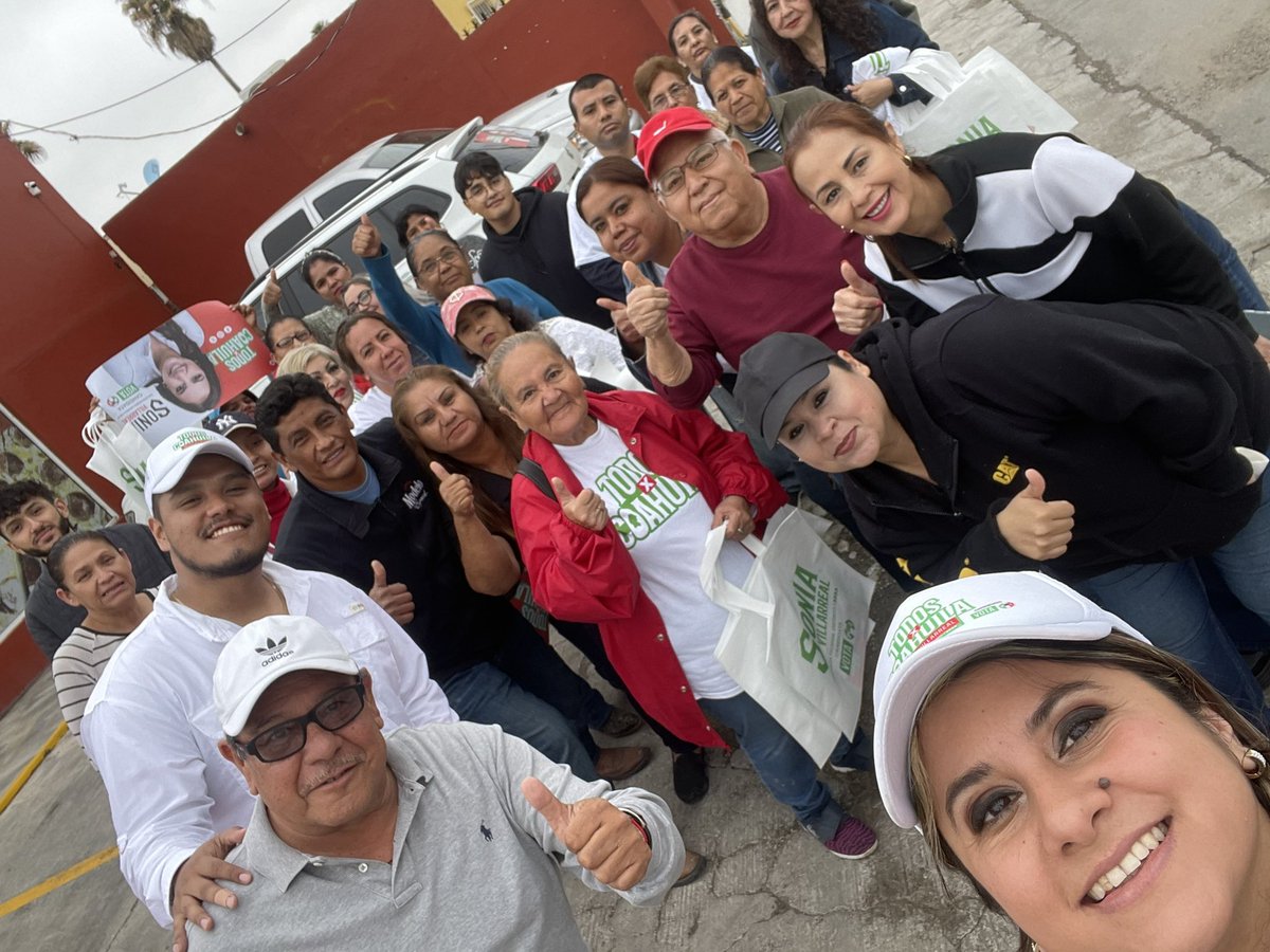 Hoy por la mañana PEGA DE CALCAS en crucero en calle Lazaro Benavides y Río Niño #TODOSXCOAHUILA  ¡Buen equipo! 😃👍🏽