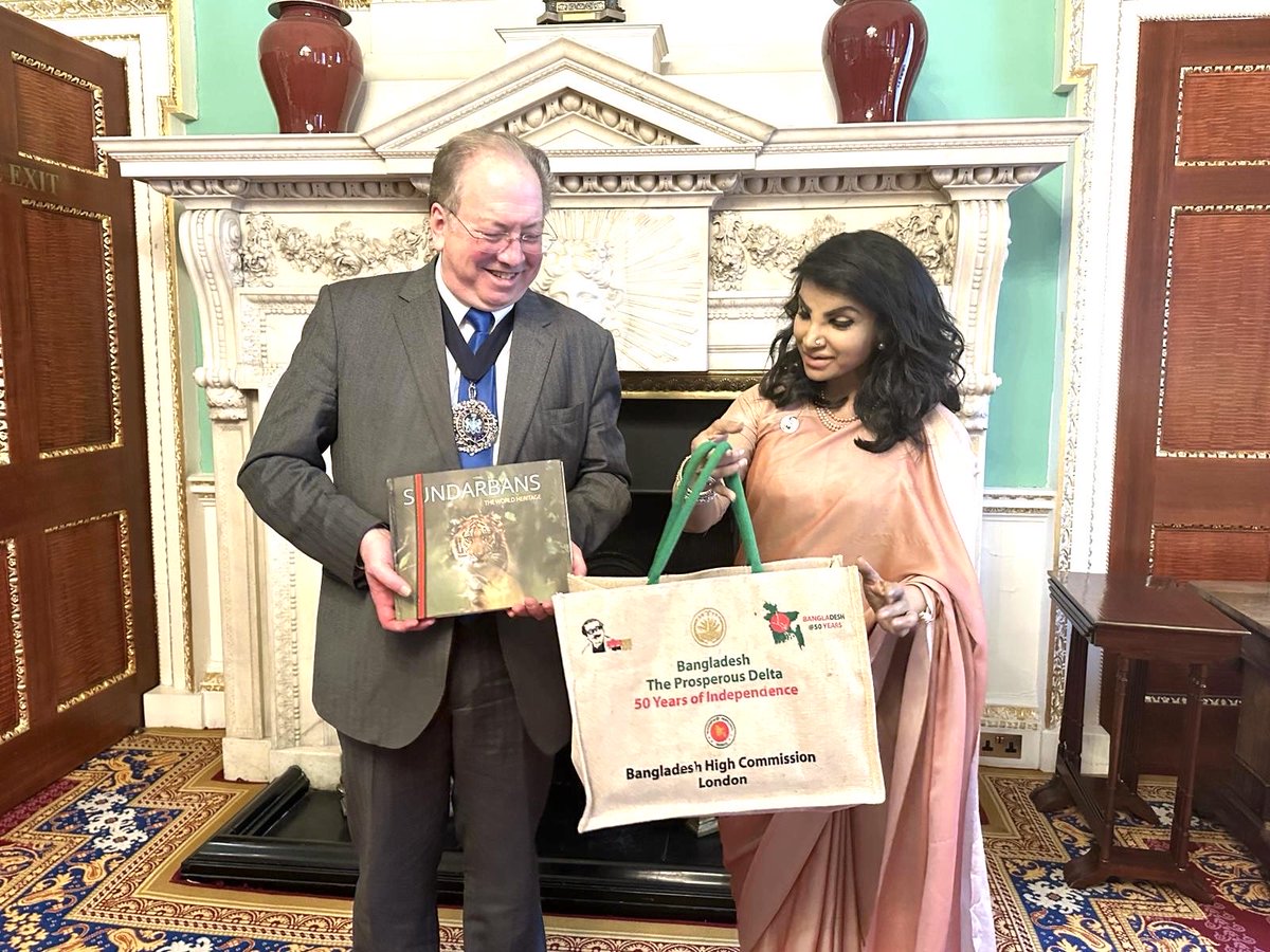Was a pleasure discussing financing, green investments, tech and apparel research opportunities between #Bangladesh &@cityoflondon ⁦@citylordmayor⁩ ⁦@mrmainelli⁩ Invited him to #Bangladesh ⁦@fbccibd⁩ gifts ⁦@bangabandhu_net⁩ book, #Sunderbans #Nakshikatha