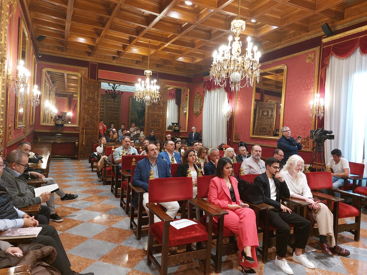 El Ayuntamiento de Granada acoge la presentación de la obra ‘Semana Santa en Granada (1760-1960)', un innovador estudio de @alvguevil que aborda 200 años de historia de las cofradías granadinas. @CEAndaluces colabora en el marco del proyecto sobre la piedad cofrade de Granada.