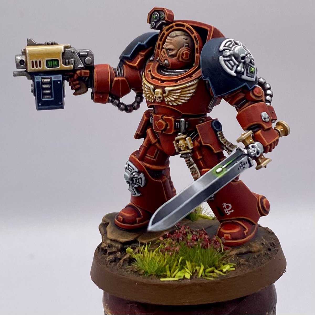 You can’t ask AI to paint a miniature for you! There’s no substitute for craft, practice, and a touch of inspiration. Great miniatures made by real people help too, of course… #WarhammerCommunity #BloodAngels #Warhammer40k #PaintingWarhammer