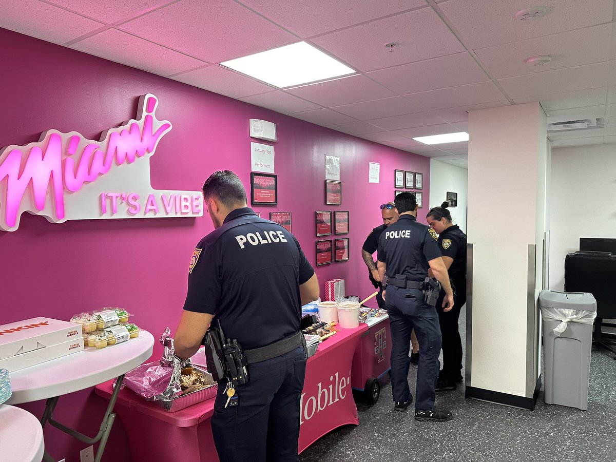 Hosting a lunch for the Miami Beach Police department in our new South Beach T-Mobile Store. Thank you for your service! @AnaEmicel @pattyc101 @JonFreier @JacksonTingley @MiamiBeachPD @DannyLPTMUS