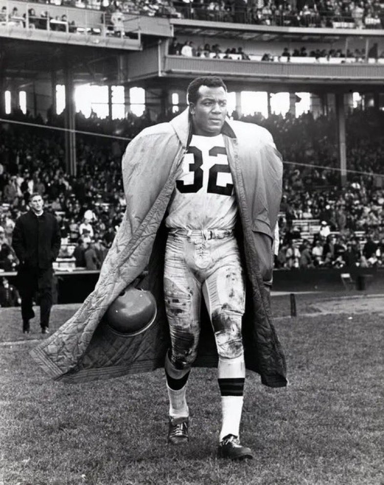 StacyRayS's tweet photo. Jim Brown isn’t available, who’s the greatest NFL running back of all time? https://t.co/DYUP8fkyQy